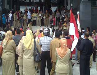 Empat Bulan Tidak Terima Gaji, Puluhan Guru Bantu Datangi Disdik Kota